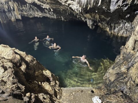アナフル洞窟