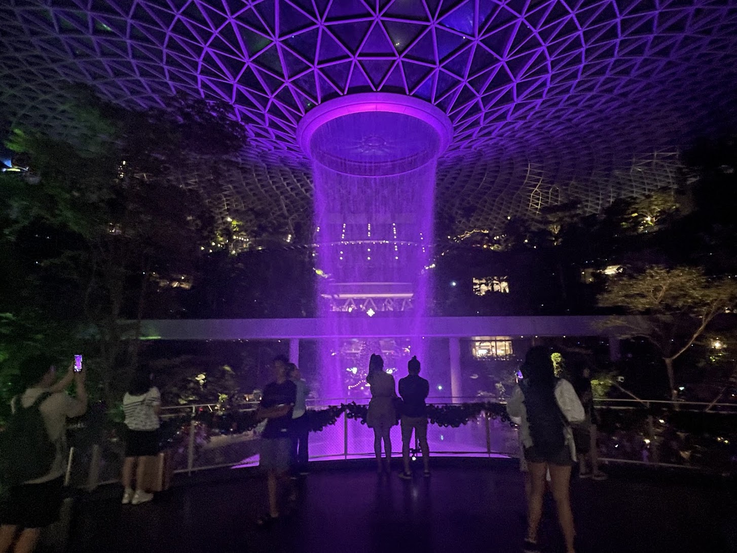 2024/12/28 シンガポール・チャンギ空港でジュエルの人工滝を見て